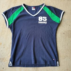 (🔥 3 for $10) vintage Tommy Hilfiger shirt